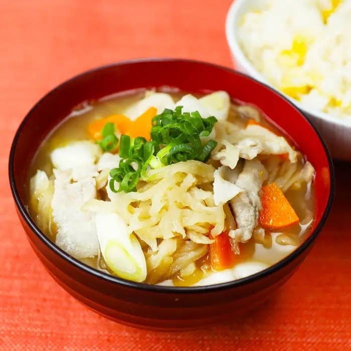 豚汁と白ご飯のセット。豚肉や野菜がたっぷり入った温かい和風スープが茶碗に盛られている。