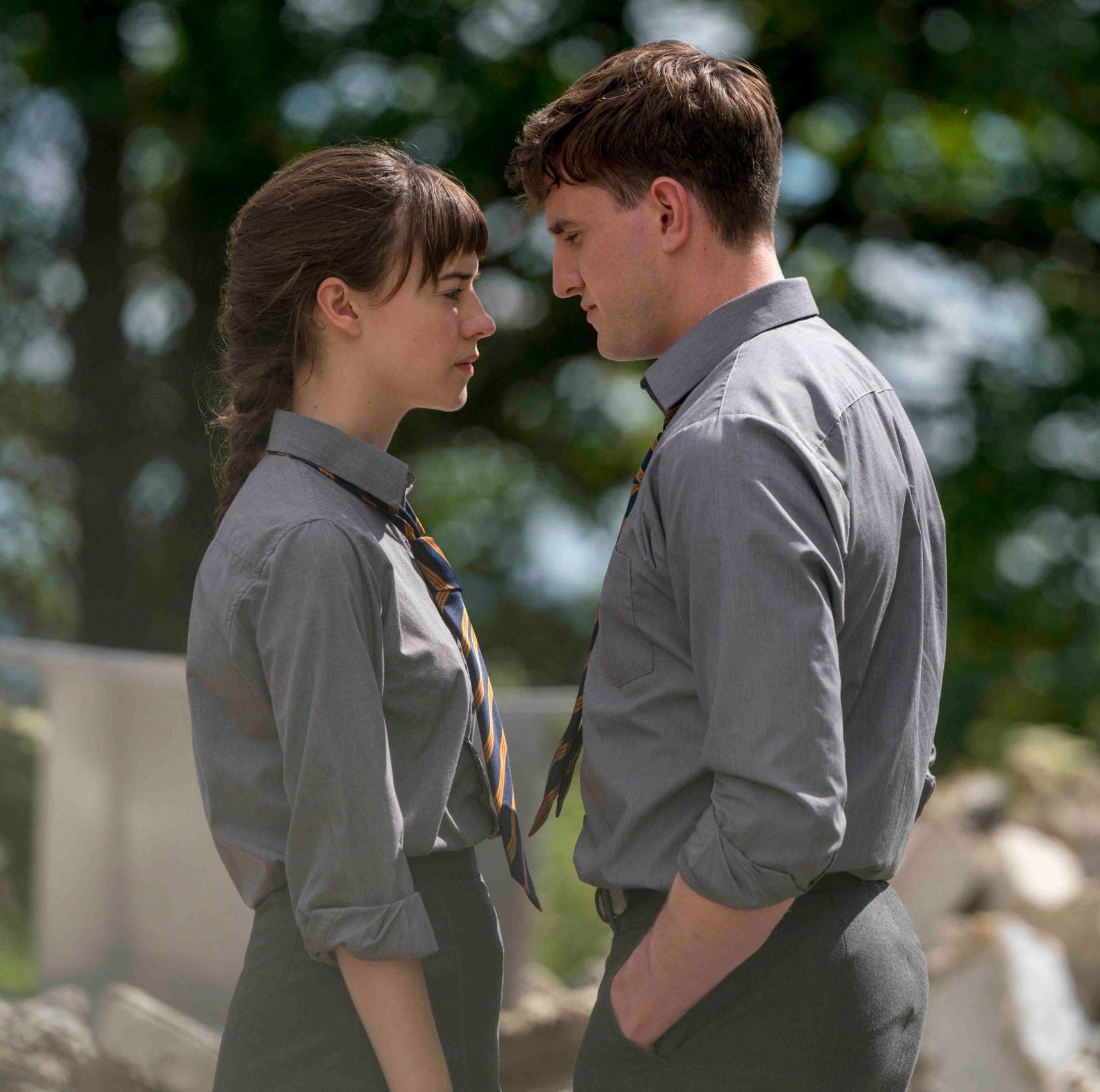 Daisy Edgar-Jones and Paul Mescal in a TV scene