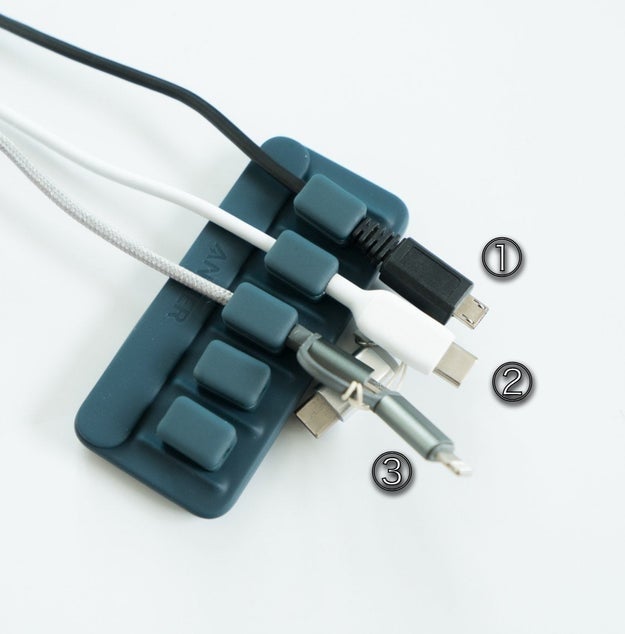 デスクの配線が綺麗にまとまるAnkerの「マグネット式 ケーブルホルダー