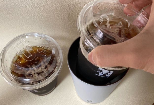 セブンイレブンのカップに入ったアイスコーヒーをタンブラーにいれようとしている様子