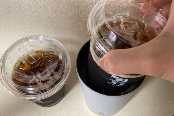 セブンイレブンのカップに入ったアイスコーヒーをタンブラーにいれようとしている様子