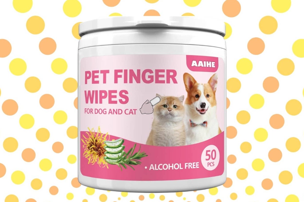 Container of alcohol-free pet finger wipes for dogs and cats, featuring illustrations of a cat and a dog. Contains 50 pieces