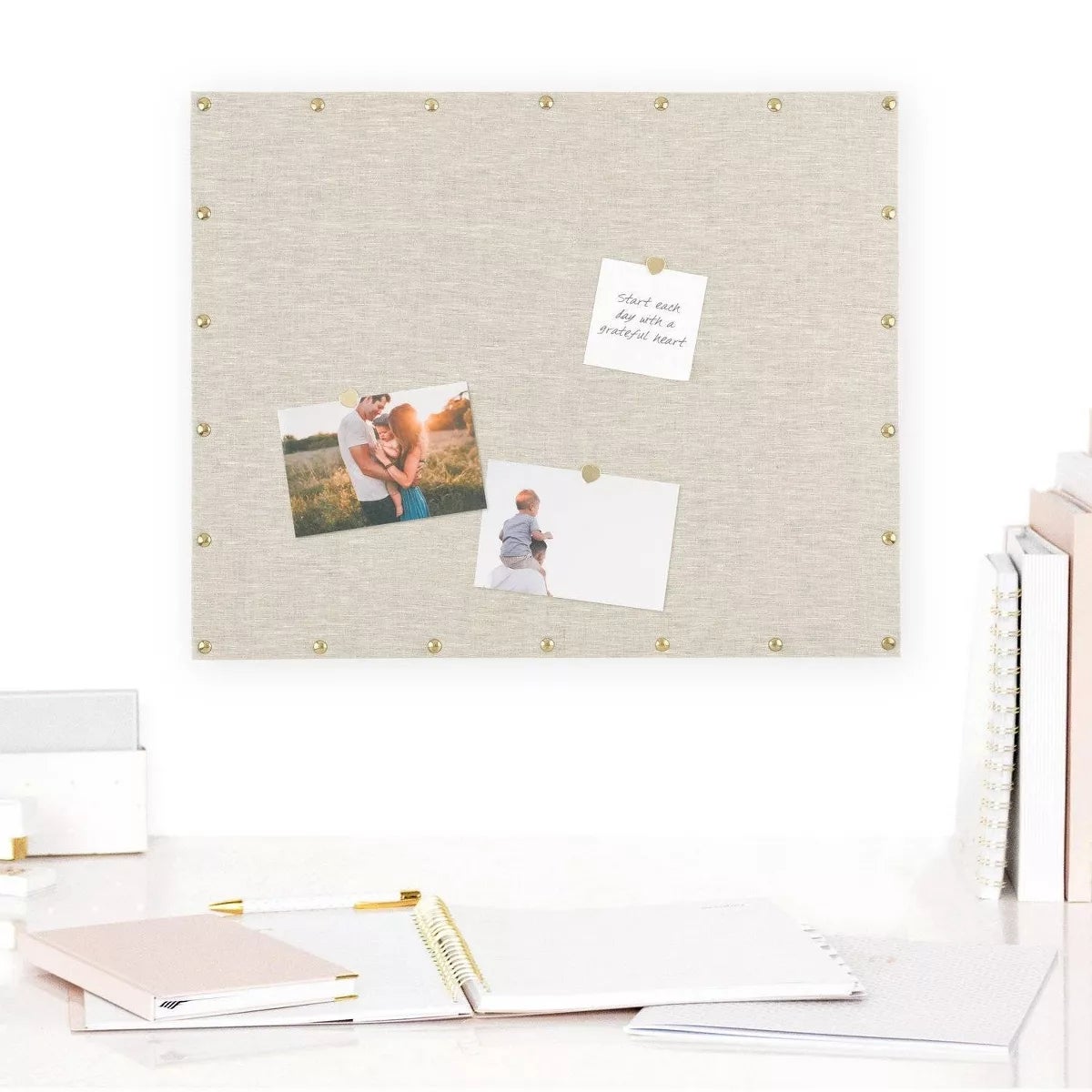 Pinboard dengan dua foto momen keluarga dan catatan bacaan, 