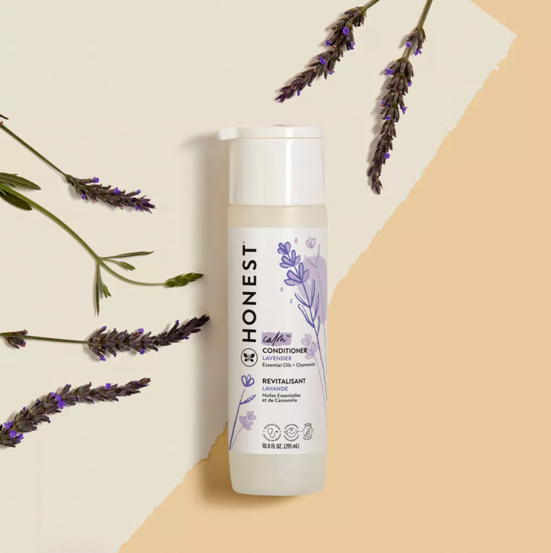 Botol Kondisioner Lavender Jujur Dikelilingi oleh Lavender Sprigs