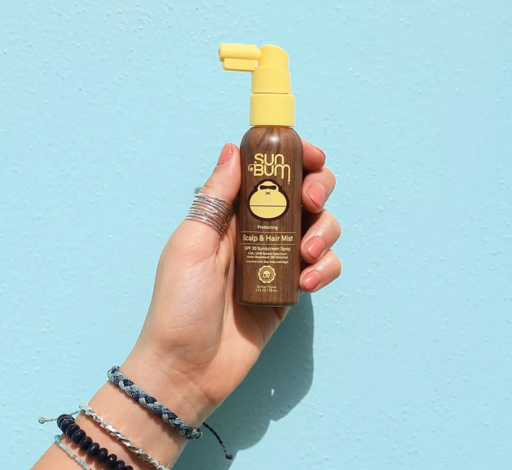 Tangan Memegang Sun Bum Scalp dan Rambut SPF 30 Botol Mist