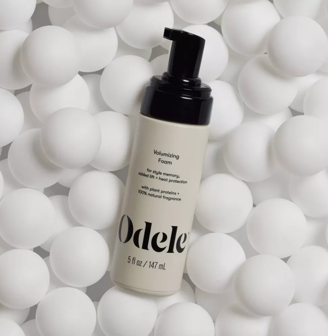 Odele Volumisasi Botol Busa Di Latar Belakang Bola Putih