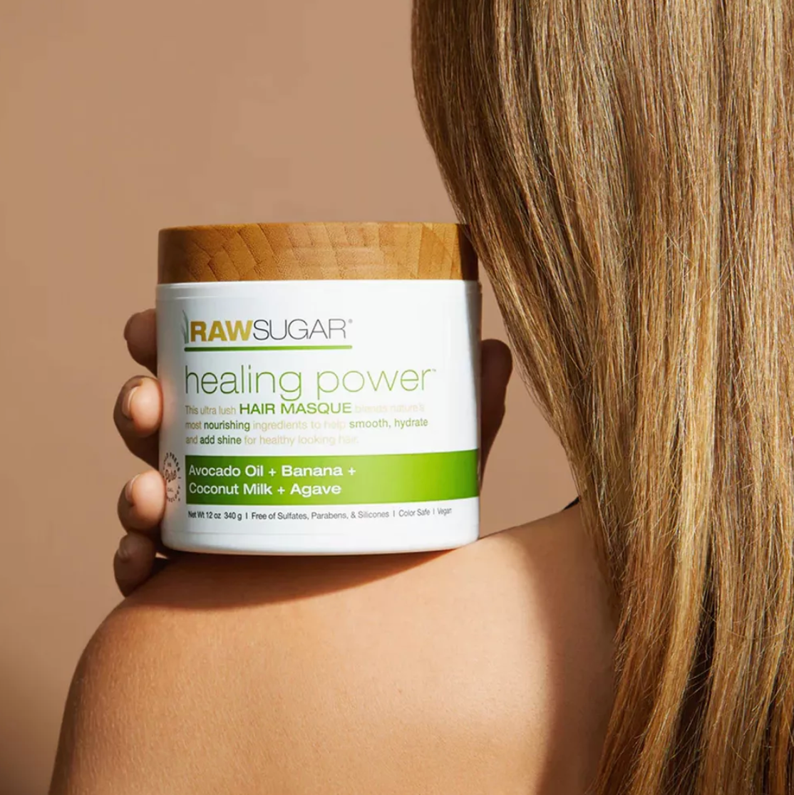 Model Memegang Toples Sugar Sugar Healing Power Hair Masque