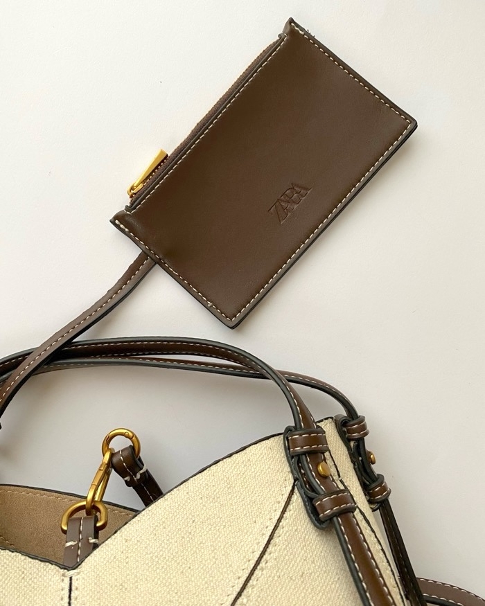 スペイン発送 ZARA ミニコントラストバッグ 名入れ可能! 最新作 ZARA の「新作バッグ」が買って大正解!コロンとした形が可愛い