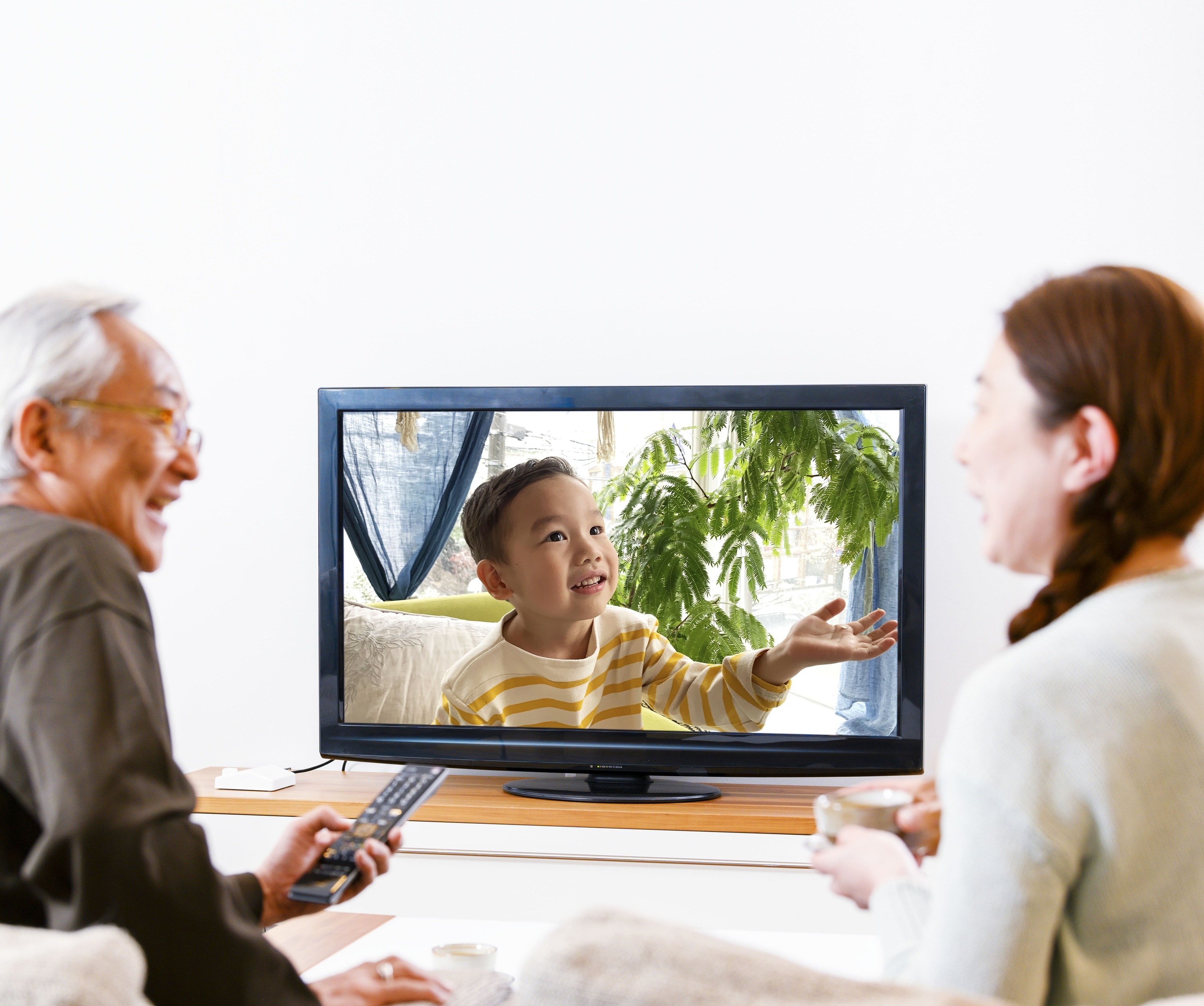 親が「まごチャンネル」を見るには、テレビのリモコンを操作するだけ