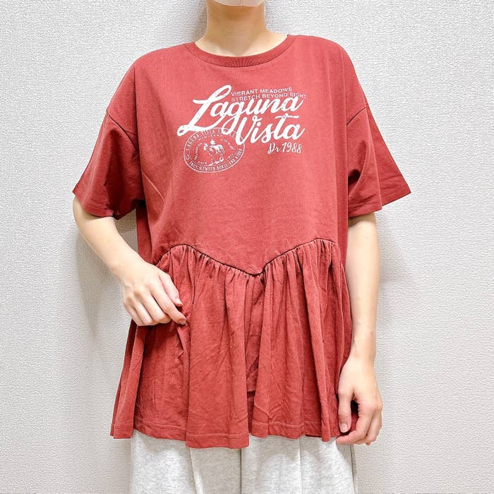 niko and...(ニコアンド)「フレアヘムプリントTシャツ」