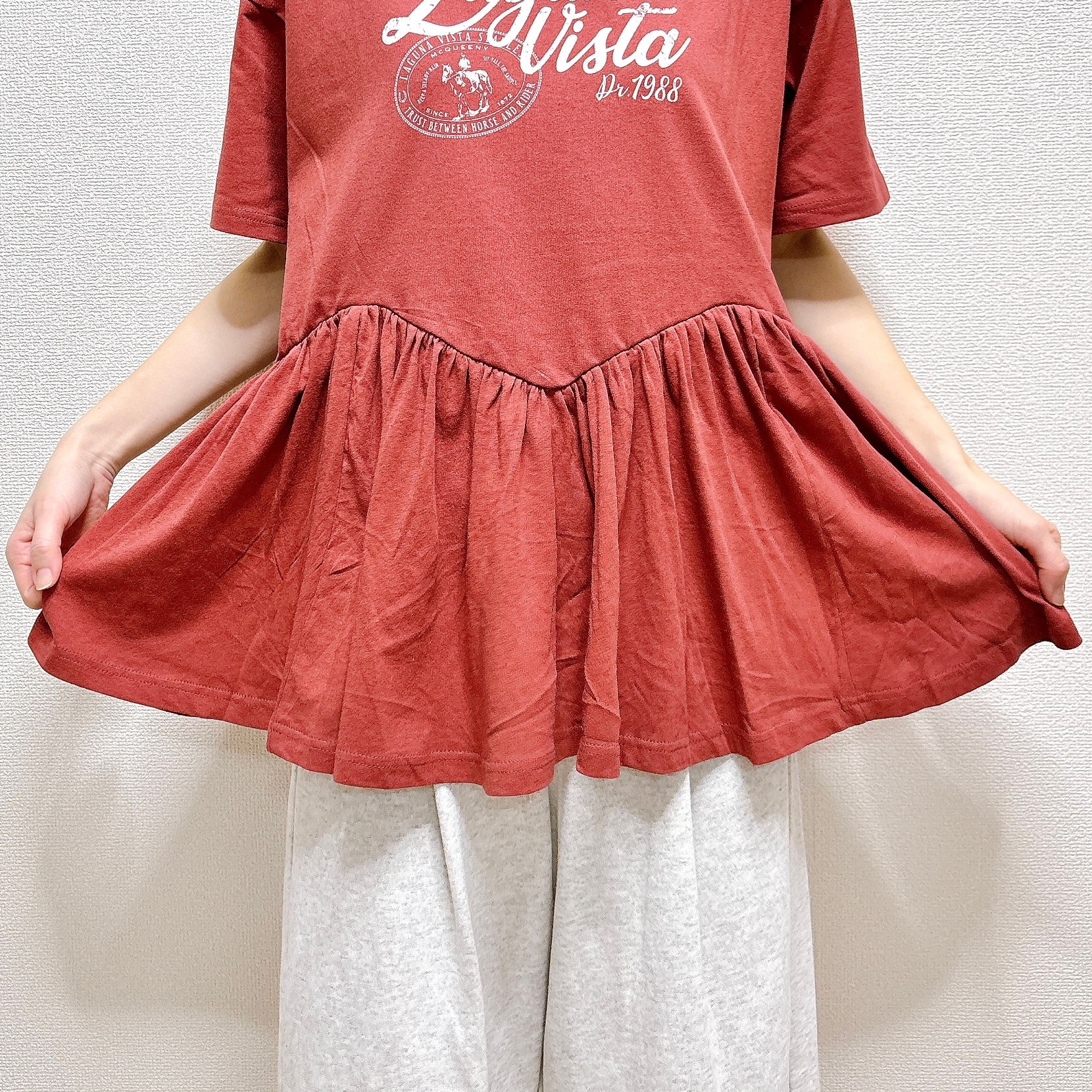 niko and...(ニコアンド)「フレアヘムプリントTシャツ」