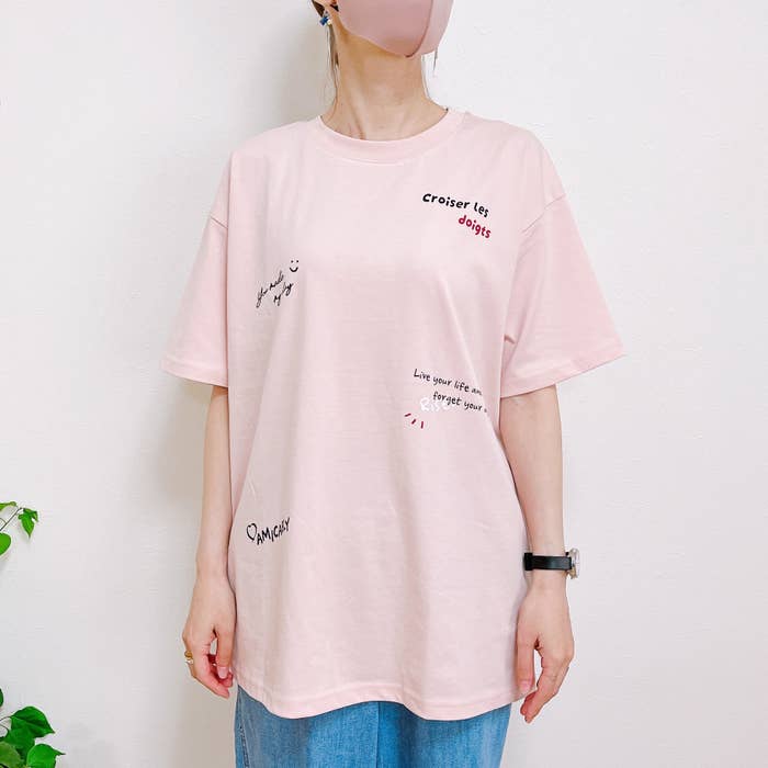 Honeys(ハニーズ)の「落書き風ロゴゆるTシャツ」