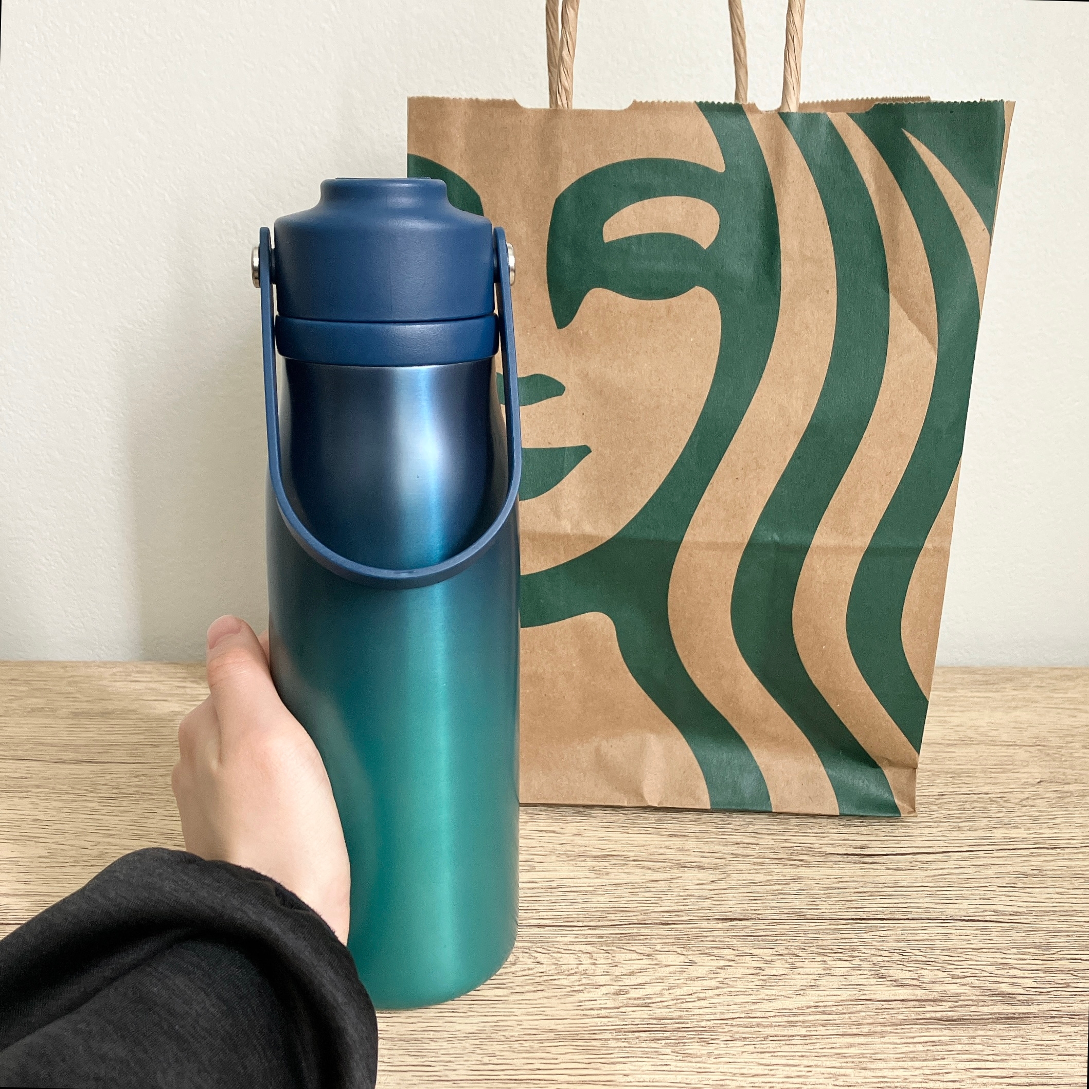 スタバ新作】まるで海のような「高見えボトル」に一目惚れ