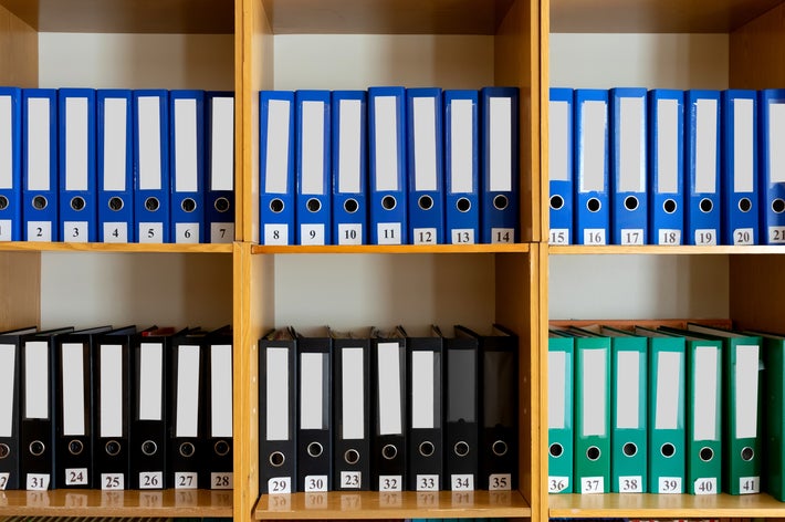 並べられたファイルのイメージ写真（Serhii Voroshchuk / Getty Images）