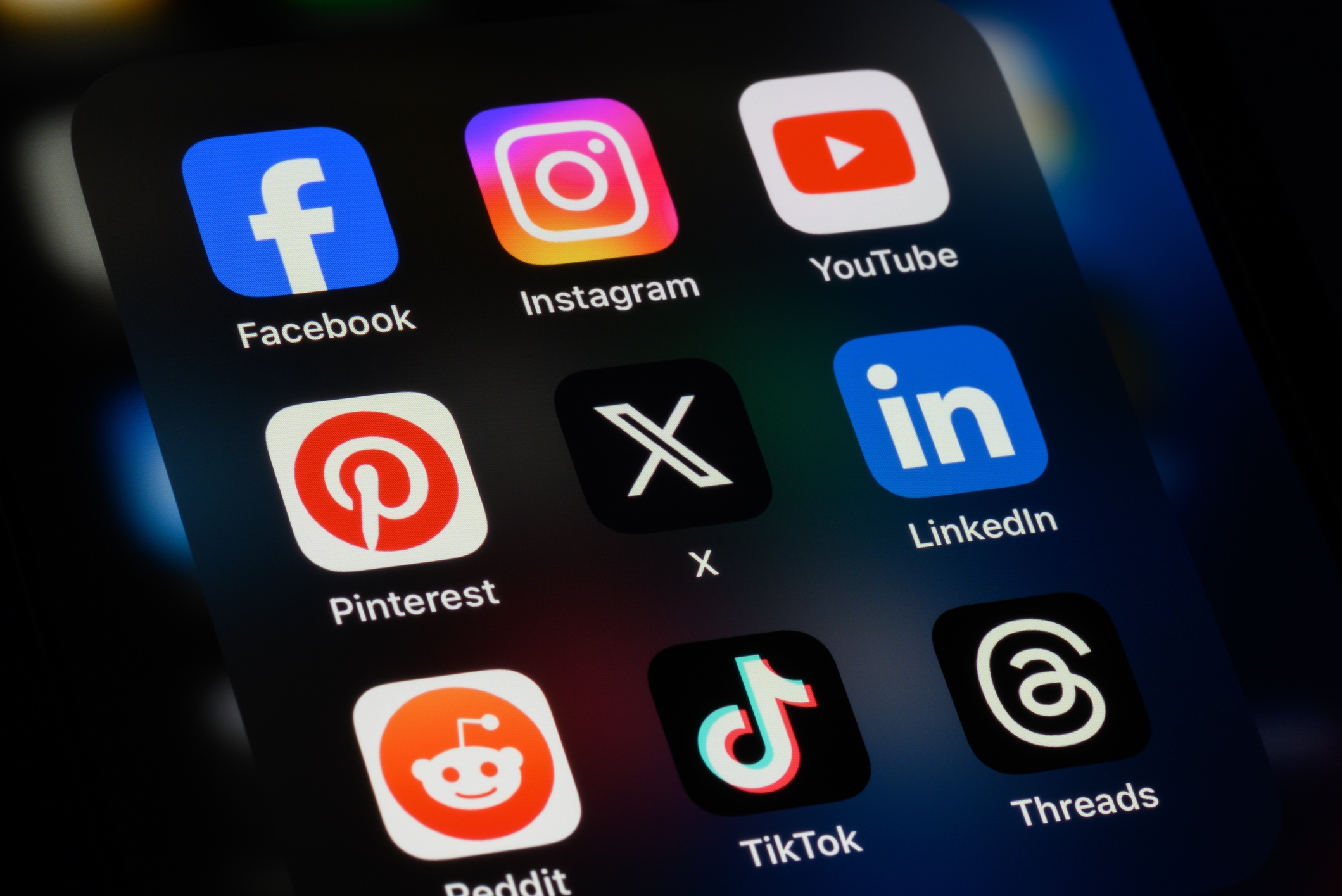 Smarttelefonskjerm som viser sosiale medier -apper: Facebook, Instagram, YouTube, Pinterest, X, LinkedIn, Reddit, Tiktok, tråder