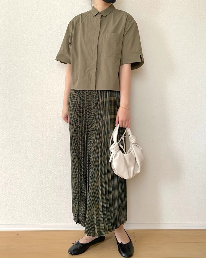 ユニクロの「ナイロンボクシーショートシャツ/5分袖」