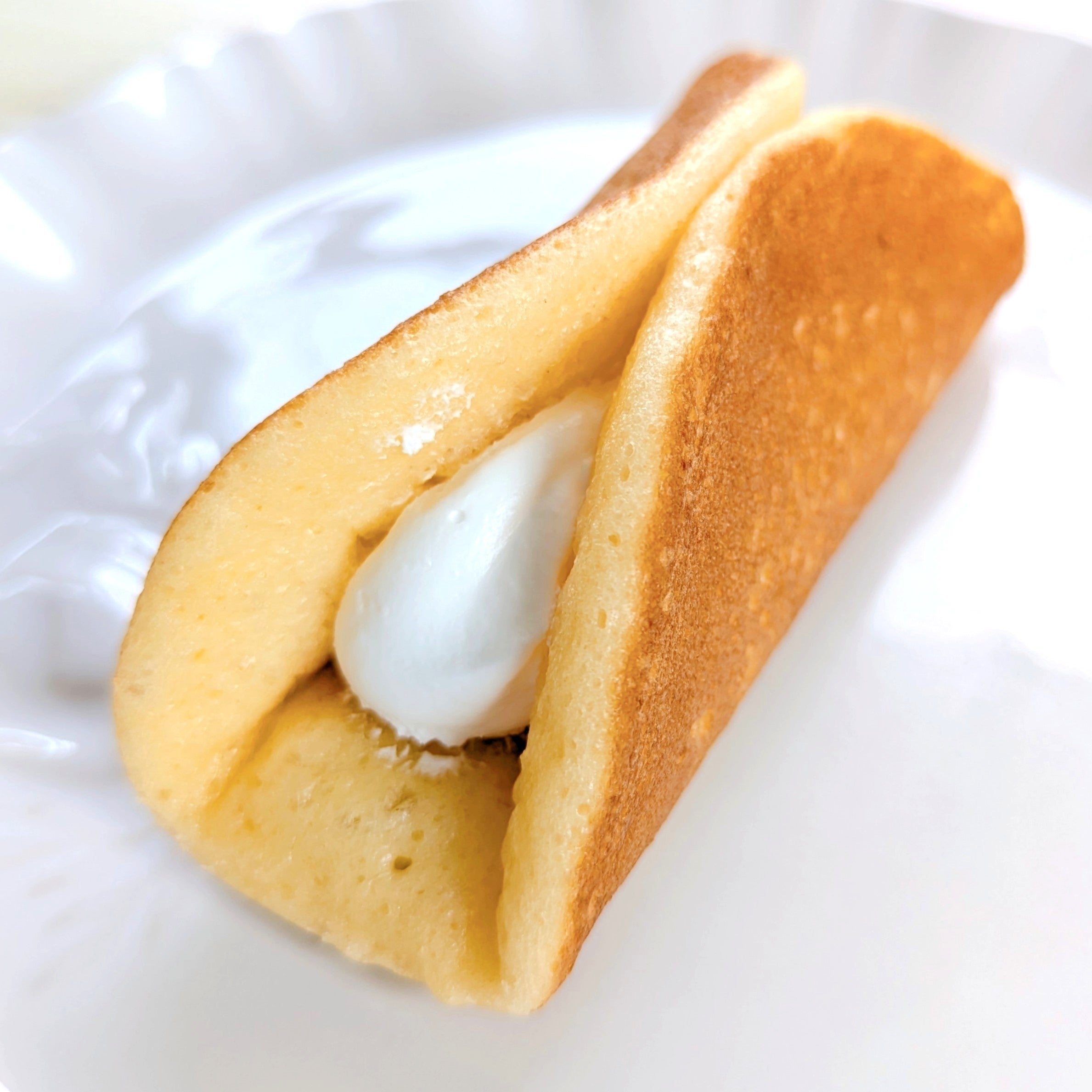 セブン】1個50円の「パンケーキみたいなサンド」ホイップたっぷりで