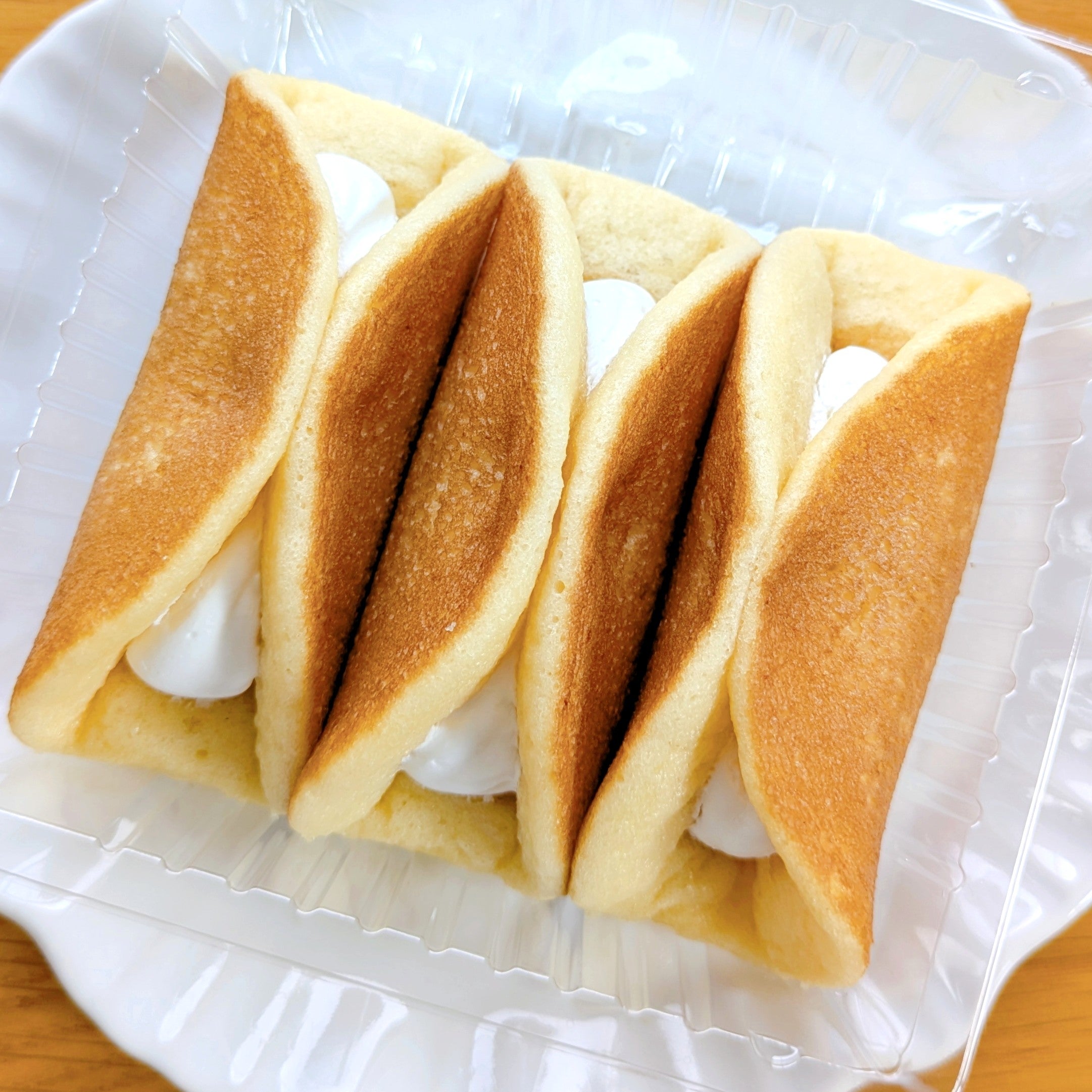 セブン】1個50円の「パンケーキみたいなサンド」ホイップたっぷりで