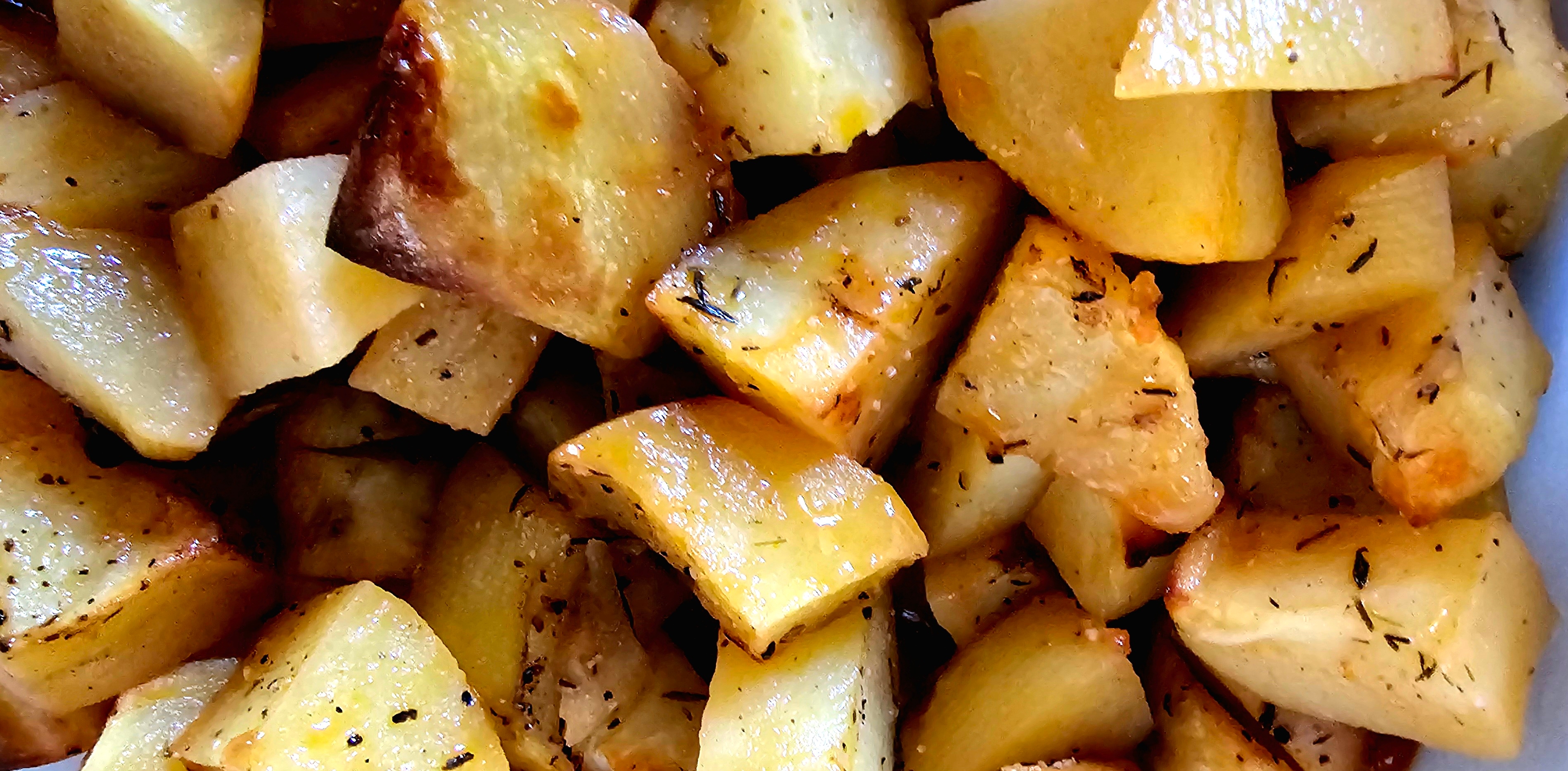 Ristede potetbiter med krydder, viser en sprø, gyldenbrun tekstur