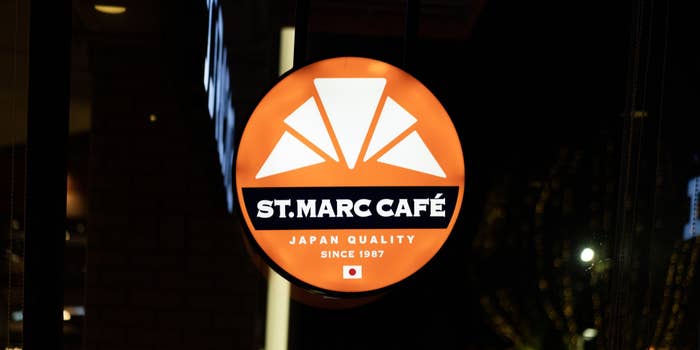 ST. MARC CAFEの看板。1987年創業、日本の品質を強調。
