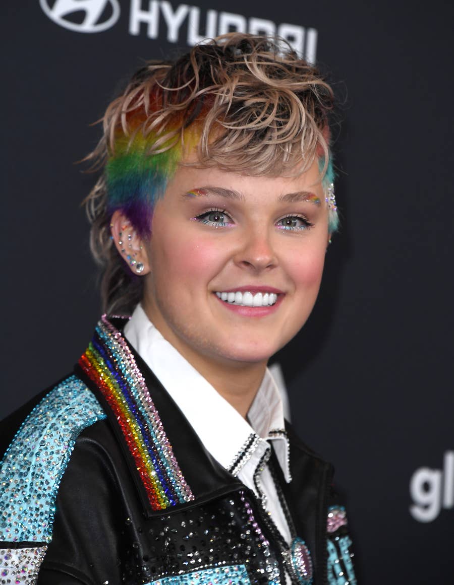 JoJo Siwa Reacts To Mom Bleaching Hair, image size:900x1161