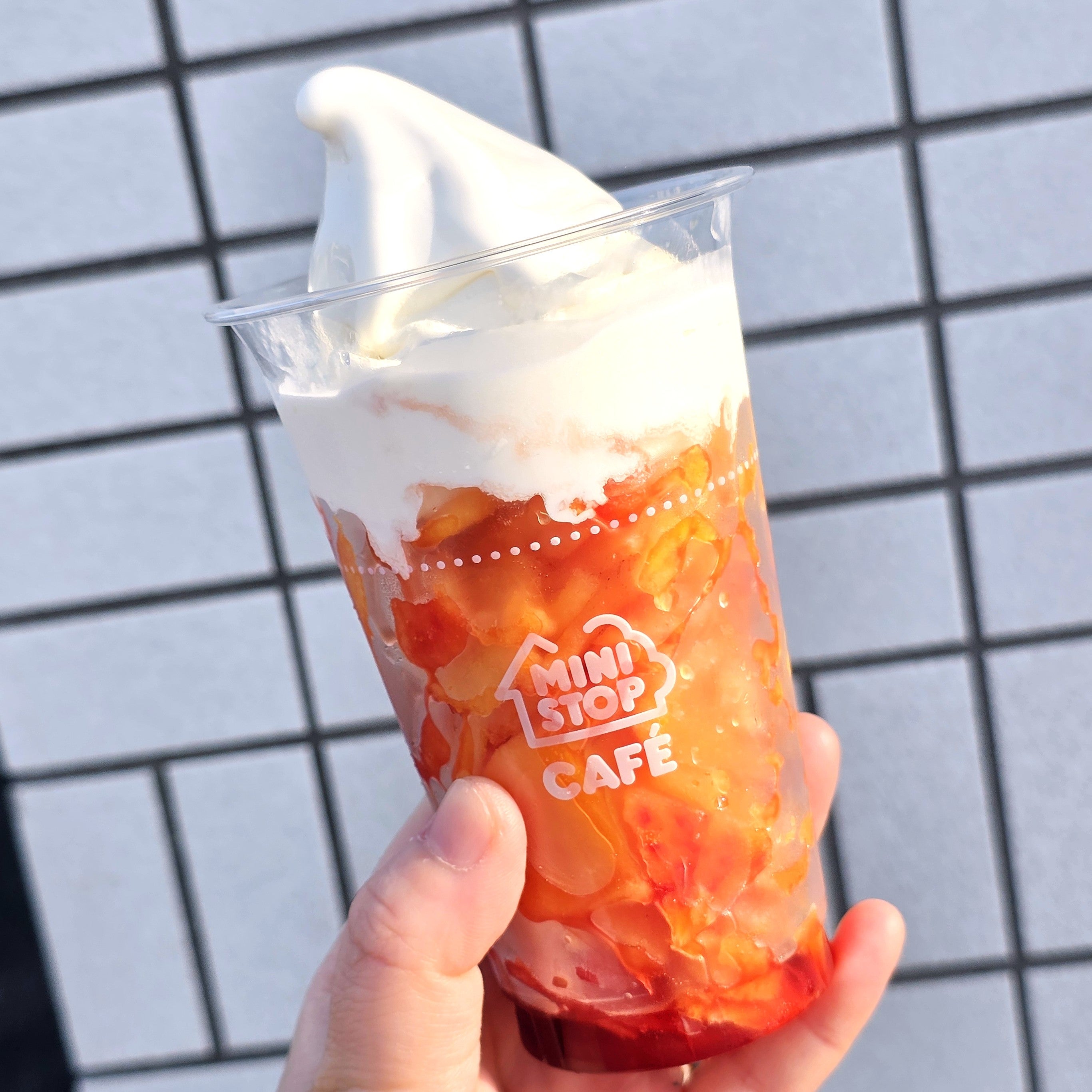 【ミニストップ】「さすがに神」「うーまーいーぞー!」ソフトクリーム×オレンジの『新作ハロハロ』がすごいことになってた!《実食レビュー》