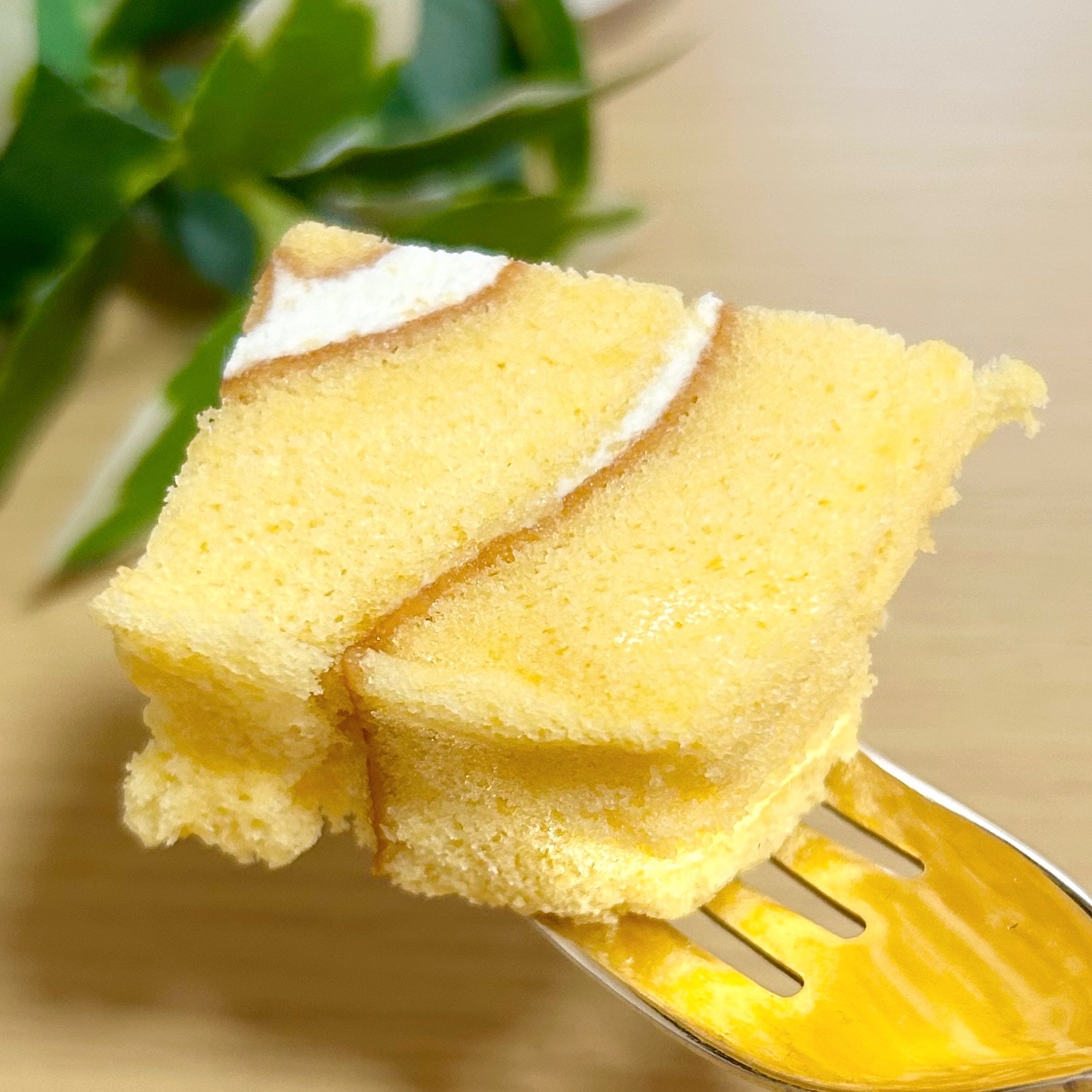 無印良品の「112円ロールケーキ」レモンの甘酸っぱさがたまらん