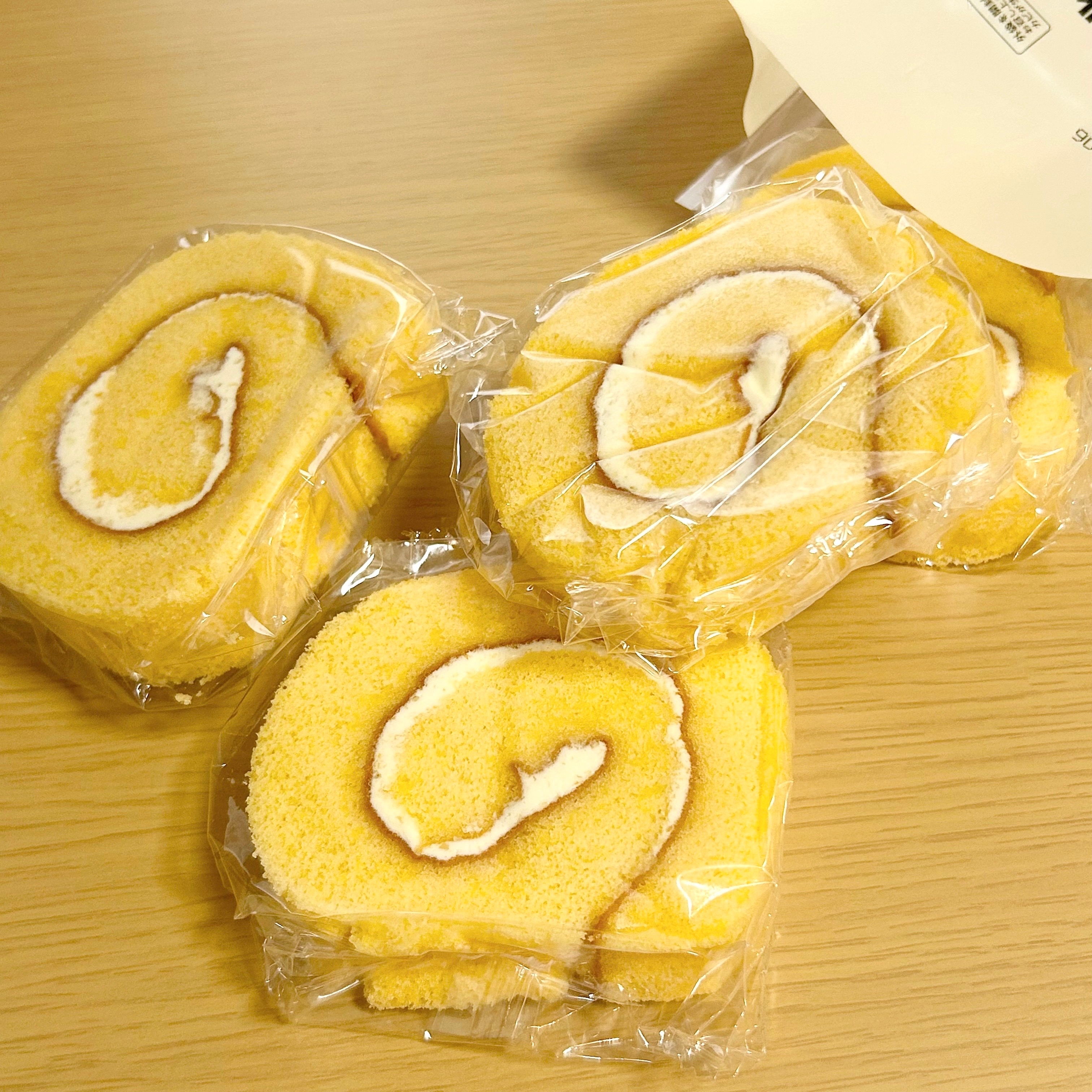 無印良品の「112円ロールケーキ」レモンの甘酸っぱさがたまらん