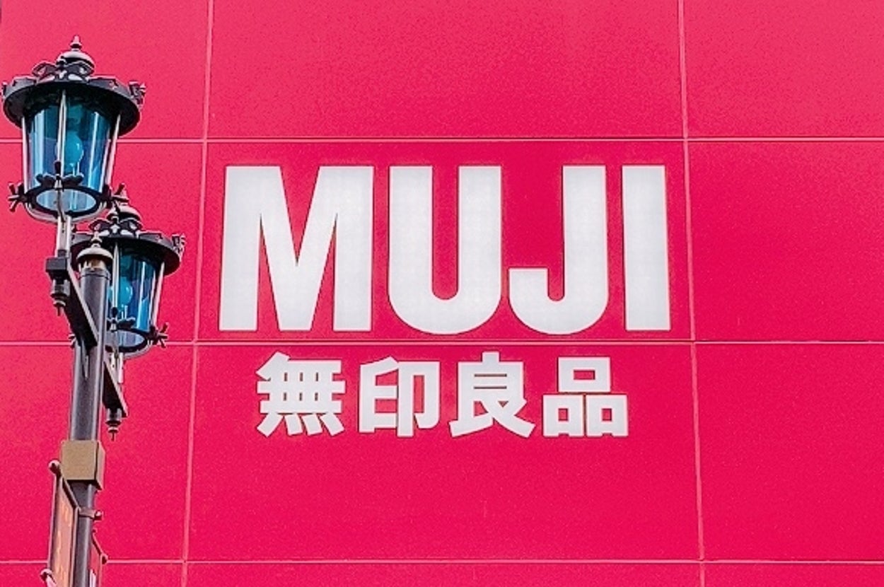 無印良品の店舗外観。大きな看板が目立つ。