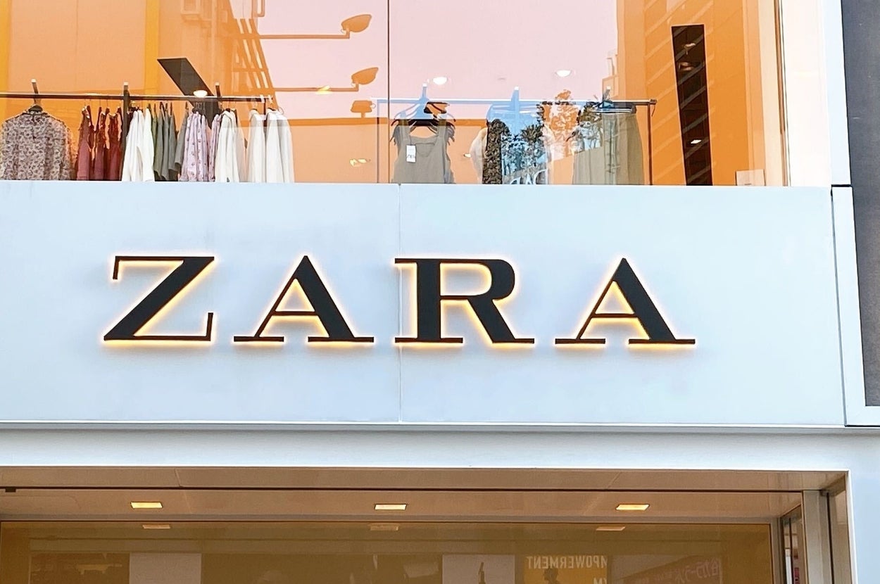 大きな「ZARA」の看板が店の入り口に掲げられている。上階には洋服が陳列されている。