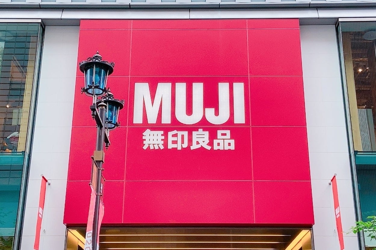 無印良品の店舗外観。大きな看板に「MUJI 無印良品」と表示されています。