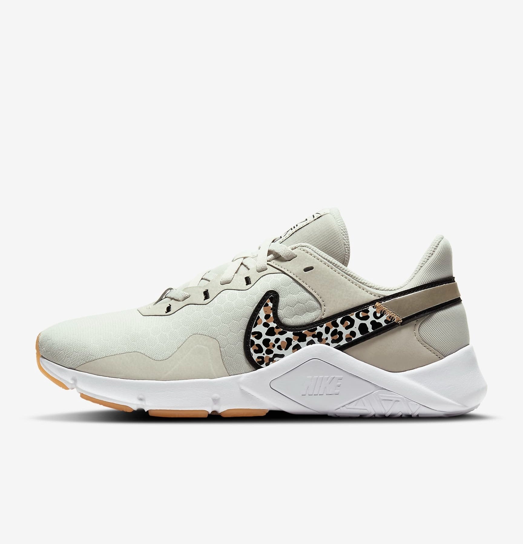 Sneaker bergaya dengan macan tutul cetak swoosh, desain ramping, ideal untuk penggemar belanja fashion-forward