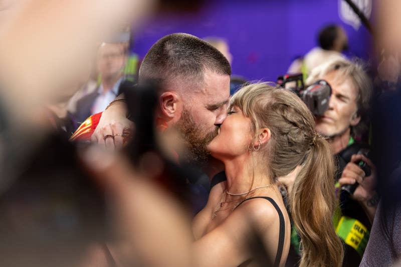 Social media erupted over a major detail that left fans convinced Taylor Swift and Travis Kelce have secretly gotten married-bich123