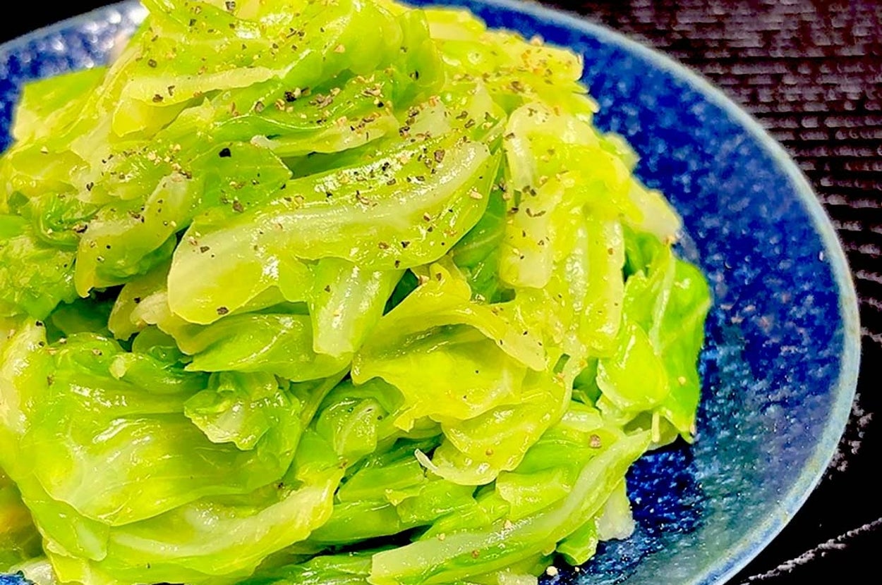 キャベツのざく切りが皿に盛られている。上には胡椒がかかっている。