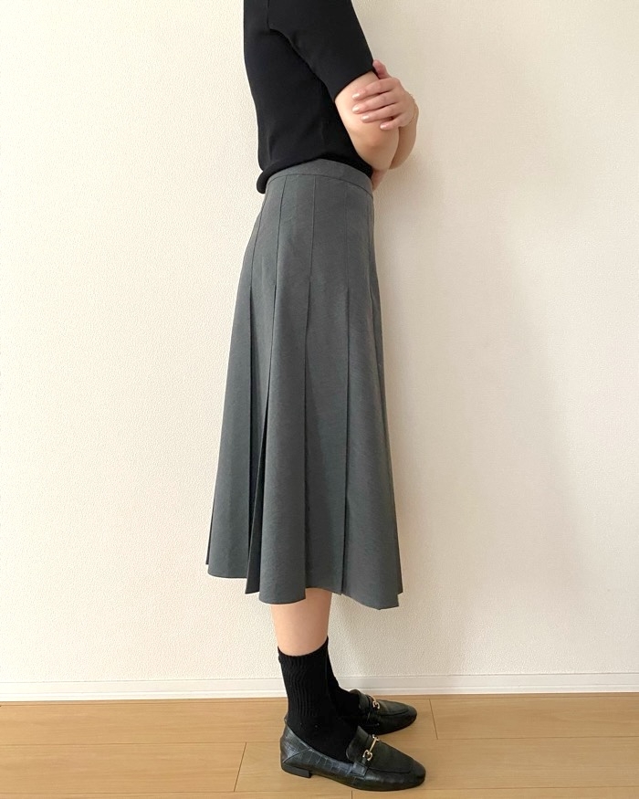 50代でも着れます」「とてもステキ」ユニクロの『新作スカート』ワイド