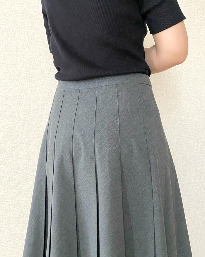 50代でも着れます」「とてもステキ」ユニクロの『新作スカート』ワイド