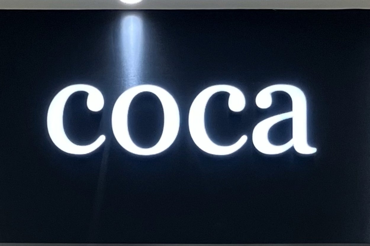 店舗の看板に「coca」と書かれている。