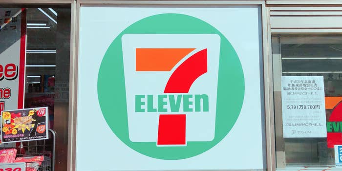 セブン-イレブンのおすすめ冷凍食品「7プレミアム 五目あんかけ焼そば」