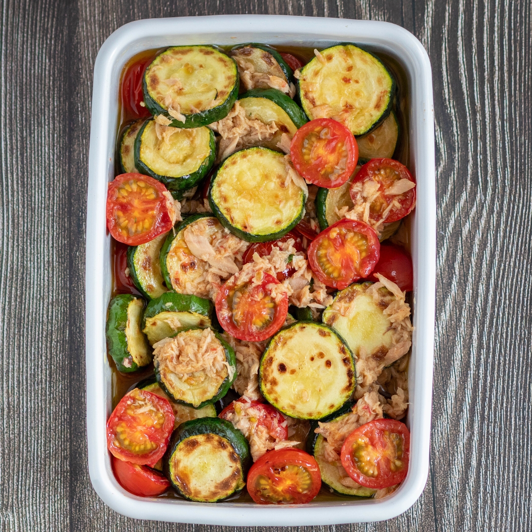 トマト&ズッキーニ 作り置きレシピ】ズッキーニとミニトマトのさっぱり焼きマリネ｜Tasty