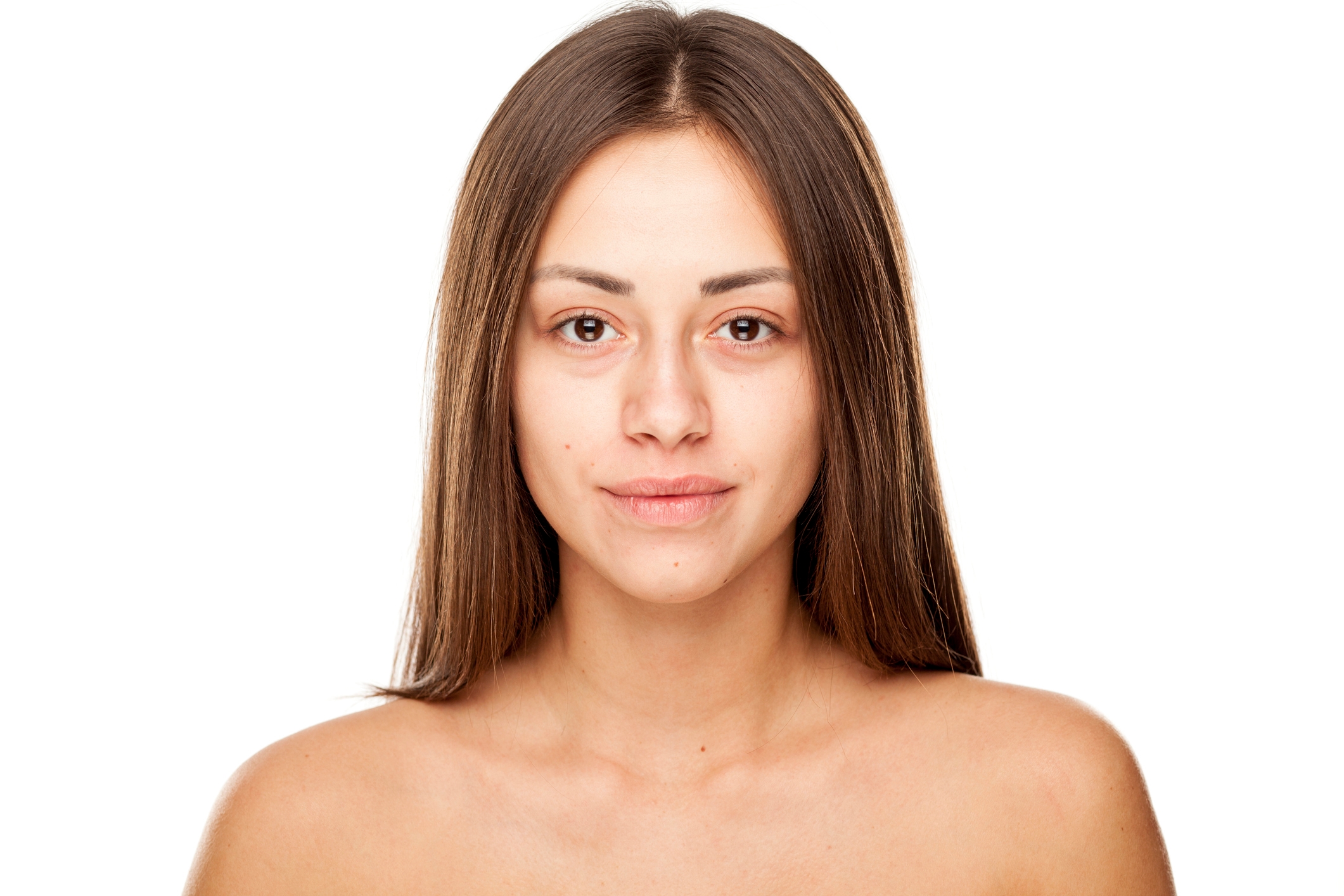 Portrett av en kvinne med rett hår, naturlig sminke og et nøytralt uttrykk, satt mot en vanlig bakgrunn