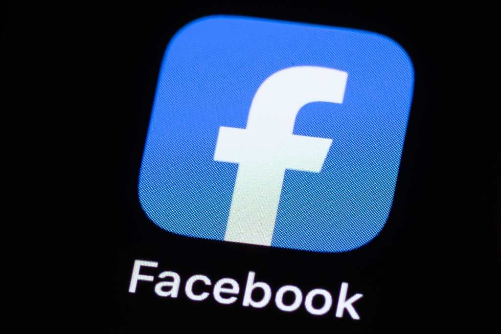 Facebook App -ikon med små bokstaver; f & quot; på en blå firkant