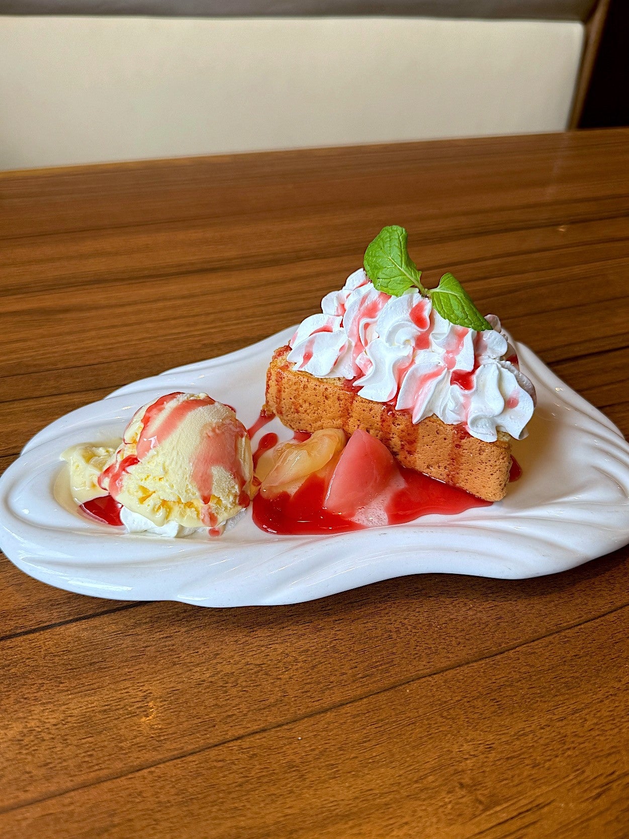 びっくりドンキー】もはや飲むケーキじゃん…！クリームてんこ盛りの