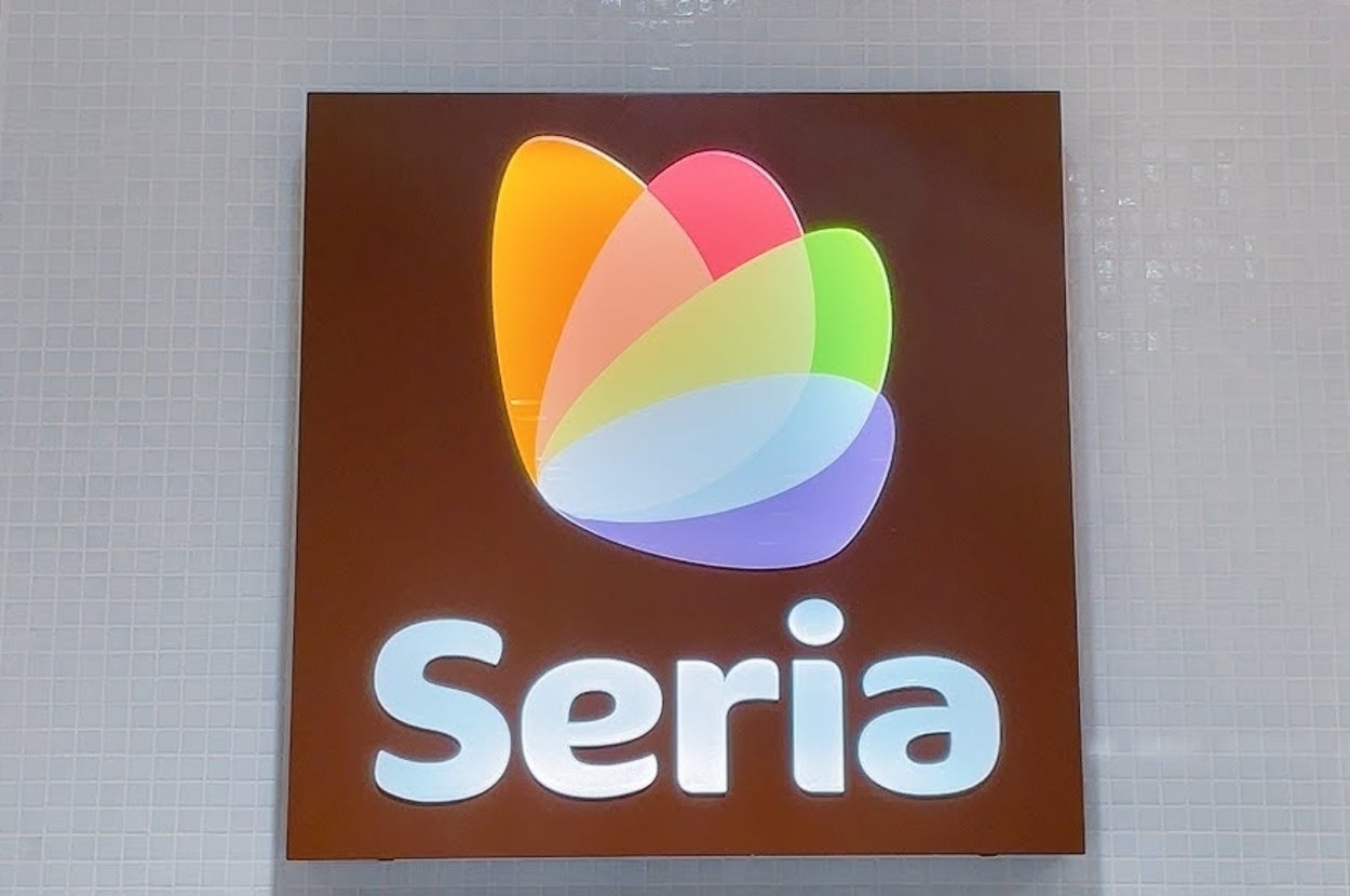 「Seria」のロゴ看板。店舗内の商品棚が見え、清潔で明るい印象。
