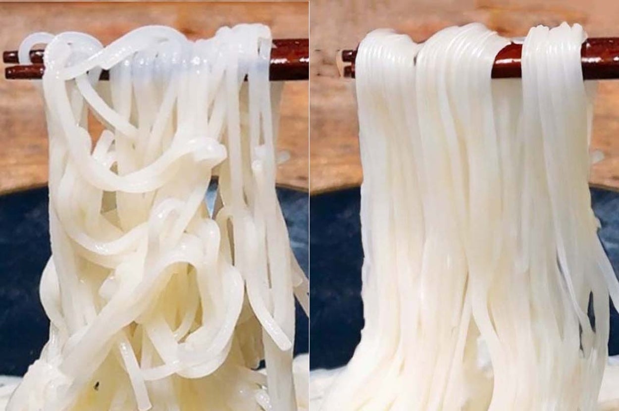白い麺が箸で持ち上げられている料理のクローズアップ。