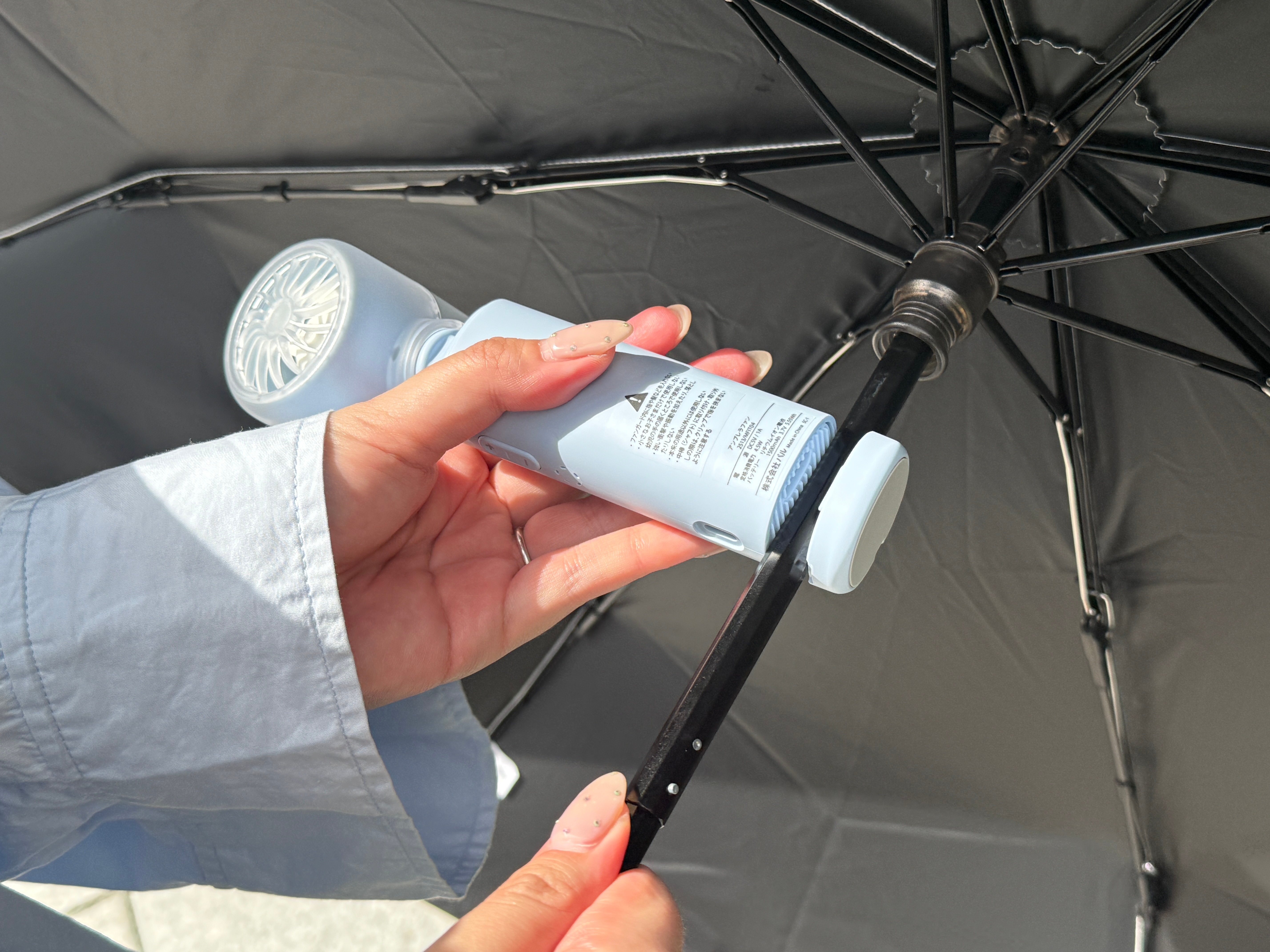 3COINSのハンディファンが優秀すぎる。日傘につけられる爆風