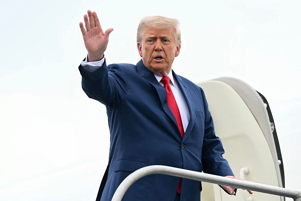 トランプ氏、専用機のタラップでコケる。ネット「バイデンさんのこと