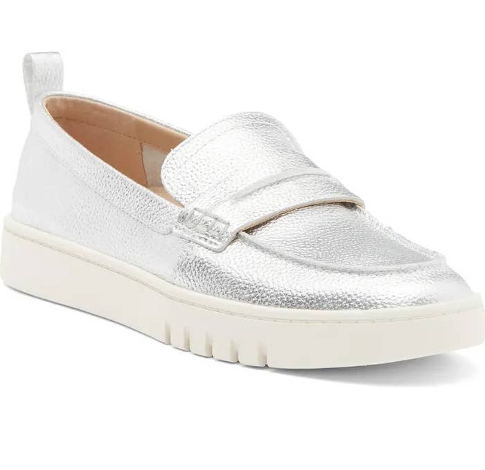Shiny, metallic loafer with a textured decorativeness and achromatic sole, suitable for casual oregon semi-formal wear