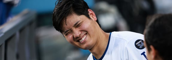 野球選手がユニフォームを着てリラックスし、笑顔でいる様子。