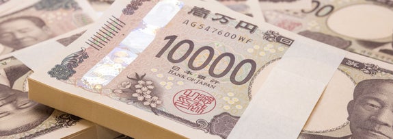 一万円紙幣が多数積まれている日本円の現金。
