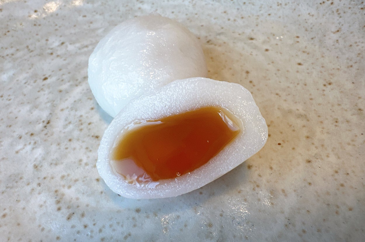 皿に餅の一部が切られ中が見える。中身はとろりとした液体状になっています。